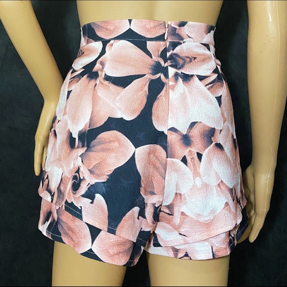 Shorts 🌸 - Picture 2 of 2